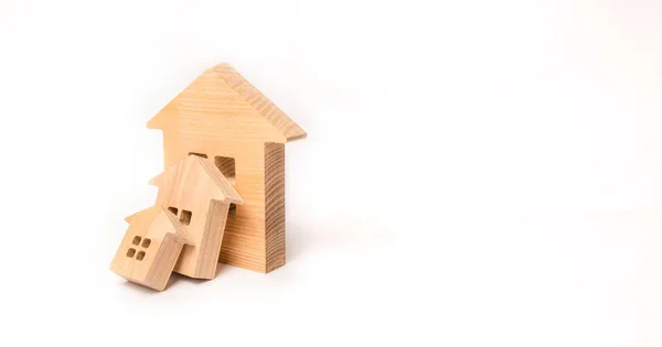 小さな木造家屋は ドミノとして大きな家に落ちる 購入の不動産のコンセプトです 保険と投資のリスク 不動産市場の価格の下落 需要の伸び 大惨事 — ストック写真