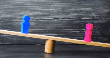 Bir erkek ve bir kadın ölçekler üzerinde rakamlar. eşitsizlik kavramı: erkek ve kadın bir tartı üzerinde denge, cinsiyet ücret farkı. boşanma. Mahkeme özelliğinde bölümü. Aile içinde sosyal rolü