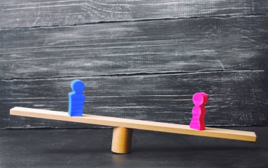 Bir erkek ve bir kadın ölçekler üzerinde rakamlar. eşitsizlik kavramı: erkek ve kadın bir tartı üzerinde denge, cinsiyet ücret farkı. boşanma. Mahkeme özelliğinde bölümü. Aile içinde sosyal rolü