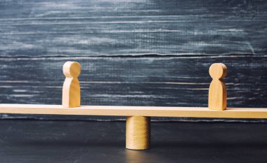 İki ahşap rakamlar adaletin terazisi hazır. İş kavramı başarı iş ortakları ve karşılıklı yarar. başarılı işlem