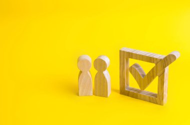 İnsan figürleri büyük bir onay kutusunun yanında duruyor. Seçmenlerin bir Başkan veya bir parti için oylamaya katılın. Eyalet seçimleri, referandum, nüfus anketi. İstatistiksel veri. Oy hakkı.