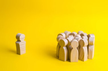 Ahşap figürler insanların kalabalık uzaktan stand ve kırmızı adama bak. Reddedilen kişinin grup ile bağlantıya geçmek çalışır. Kötü iş lideri, takım sınırdışı.