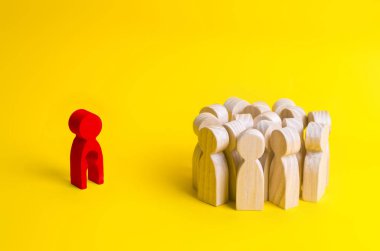 Kişilik bir kalabalık anlamına gelir ve bir kadın figürü bir boşluk onun vücudunda bir çocuk şeklinde görünüyor. İnfertilite, bir çocuğun kaybı ve ret bir sosyal grup toplumun kavramı