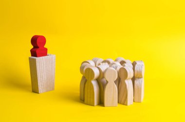 Kişilik bir kalabalık hitaben bir konuşma Kürsüsü büyük lideri konuşuyor. İş kavramı lider ve liderlik nitelikleri, kalabalık yönetimi, siyasi tartışma ve seçimler. İşletme Yönetimi.