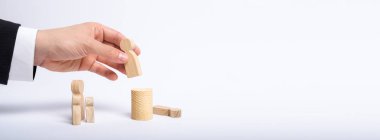 Elini bir işadamı iş takım elbiseli bir adam ahşap bir rakam elinde tutuyor ve başka bir şekil görevinden taşır. Bir çalışan personel yerine ateş kavramı. Afiş