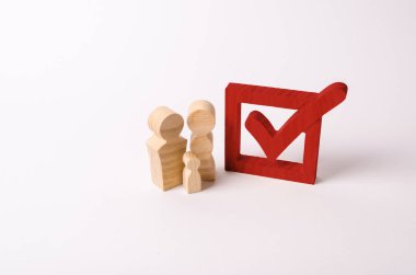 Onay kutusunda yakınındaki insanlar ahşap rakamlar hazır. Onay kutusu. İnsanlar bir referandum seçimlerde oy. Demokratik sürecin, hükümet seçimleri katılım. Gol ayarı.