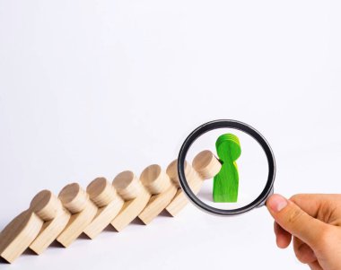 İnsanlar doğrultusunda domino taşları gibi düşmek. Yeşil adam insan sonbahar Domino durur. Dayanıklılık ve gücü, iş fikirleri kavramı. İrade, güçlü sinirler, güçlü bir karakter. İnatçılık