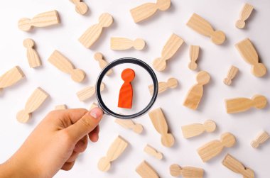 Ahşap figürler insanların beyaz bir arka plan üzerinde yalan söylüyorsun. Sosyal ağ. İş. İnsan kaynakları yönetimi kavramı. Kelle avcıları. İnsanların çalışma arayın. İkinci yarı için arama.