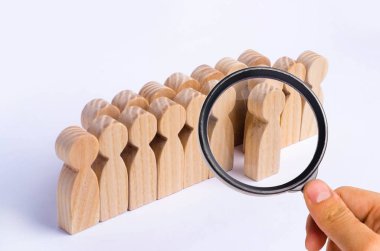 Seçilmiş kişi diğerleri arasında. Kalabalıktan standları bir insan figürü. Ahşap figürler insan. Yetenekli bir işçi, başarılı bir seçim. Promosyon. Bir çalışan için arama kavramı.