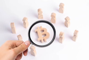 Ahşap figürler insan yakınındaki bir bitcoin beyaz bir arka plan üzerinde duruyor. Kripto para birimi, blockchain teknoloji. Bitcoin çöküşü ve yükselişi maliyeti. Araştırma çiftlikleri, madenciler, Menkul Kıymetler Borsası kriptalarının