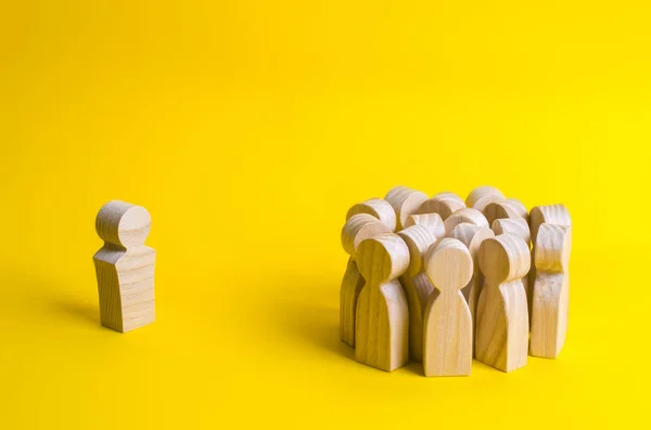 Crowd Wooden Figures People Stand Distantly Look Red Man Rejected — Stock Photo, Image