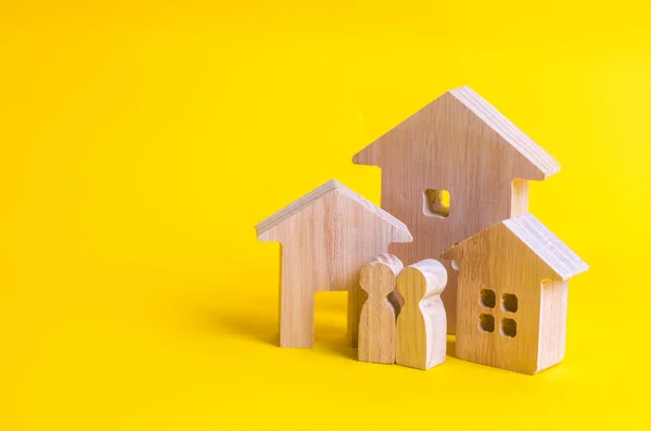 Trzy Domy Żółtym Tle Kupno Sprzedaż Nieruchomości Budownictwo Apartamenty Apartamenty — Zdjęcie stockowe