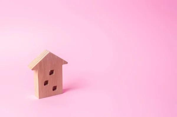 Figura Legno Una Casa Più Piani Uno Sfondo Giallo Casa — Foto Stock