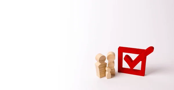 木制的人站在盒子的红色刻度附近 Checkbox 人们在选举中投票 进行公投 政府选举中的民主进程 设定目标 民主候选人 — 图库照片