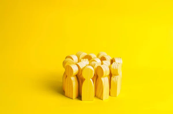 Ομάδα Ανθρώπων Κίτρινο Κίτρινο Φόντο Πλήθος Συνάντηση Κοινωνική Δραστηριότητα Κοινωνία — Φωτογραφία Αρχείου