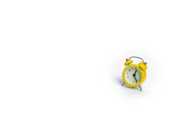 白色背景上的黄色闹钟 时间和计划的概念 未来和现在 免费或营业时间 时间的抽象 — 图库照片