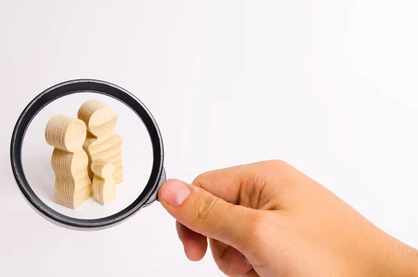 Houten Beeldjes Van Ouders Een Kind Een Witte Achtergrond Minimalisme — Stockfoto