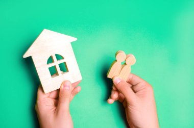 bir adam bir ev ve bir aile elinde tutar. Emlak kavramı. satın alma, Kiralama, bir ev satış. Mortgage, kredi, sigorta. uygun fiyatlı konut. Bina