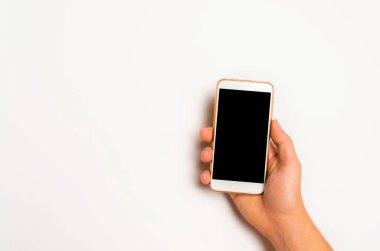 Smartphone, telefon kadın beyaz bir arka plan üzerinde eller. iletişim kavramı. becerikli, modern teknolojileri kullanımı. sosyal ağlar. metin için yer. boşaltmak