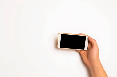 Smartphone, telefon kadın beyaz bir arka plan üzerinde eller. iletişim kavramı. becerikli, modern teknolojileri kullanımı. sosyal ağlar. metin için yer. boşaltmak