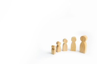 Ahşap figürler insanların küçük bir yarım daire büyük tribünde. Kendini geliştirme, büyüme kişiliği ve profesyonellik kavramı. Çocuklar ve ebeveynler, aile. İnsan büyüme döngüsü.