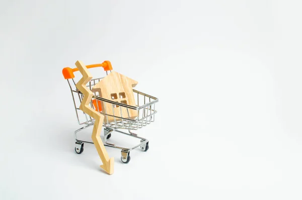 Una Carretilla Supermercado Con Una Pequeña Casa Una Flecha Madera — Foto de Stock