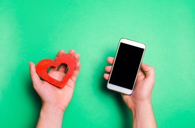 bağımlılık sosyal ağlarda. telefon smartphone ve kalp elinde. Online dating, flört, mesaj ve senin aşk bir arama. aşk ve iletişim kavramı