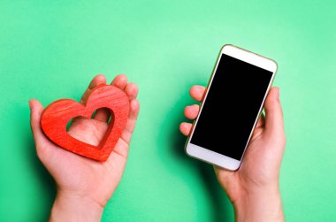 bağımlılık sosyal ağlarda. telefon smartphone ve kalp elinde. Online dating, flört, mesaj ve senin aşk bir arama. aşk ve iletişim kavramı