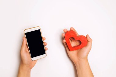 bağımlılık sosyal ağlarda. telefon smartphone ve kalp elinde. Online dating, flört, mesaj ve senin aşk bir arama. aşk ve iletişim kavramı