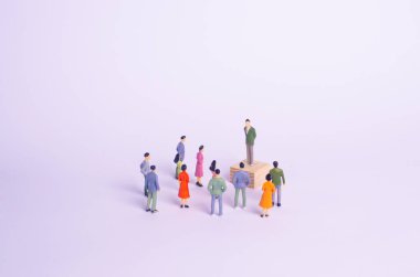 İnsanlar oturan kişiye bakın. İnsanlar bir kişi mahkum. Seyirciler onların idolü hayran. Geri kalan herkes gibi değil lideri, zayıf halka. Bir şey yapmayan birinin, bir asi ve sosyal bir serseri. Peygamber takipçileri