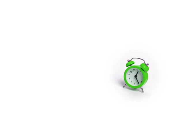 白色背景上的绿色闹钟 时间和计划的概念 未来和现在 免费或营业时间 时间的抽象 — 图库照片
