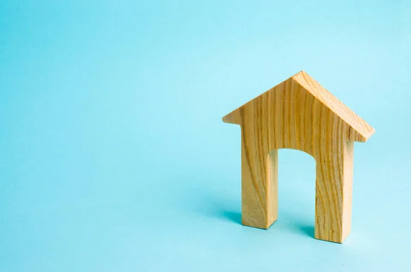大戸口を用いた木造住宅の置物 住宅の不動産の売買の概念 低価格で手頃な価格の住宅 家族のための家 — ストック写真