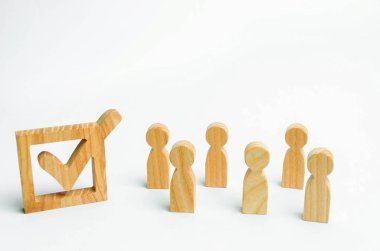 insan figürleri birlikte bir onay kutusunun yanındaki bekletin. Seçimler ve sosyal teknolojileri kavramı. Gönüllüler, partiler, adaylar, seçim electorates. İnsan hakları.