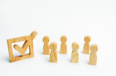 insan figürleri birlikte bir onay kutusunun yanındaki bekletin. Seçimler ve sosyal teknolojileri kavramı. Gönüllüler, partiler, adaylar, seçim electorates. İnsan hakları.