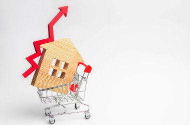 ahşap ev içinde bir süpermarket arabası ve yukarı kırmızı bir ok. Emlak için yüksek talep kavramı. konut enerji verimliliğini artırmak. içinde ev fiyatları yükseldi. Özellik. metin için yer