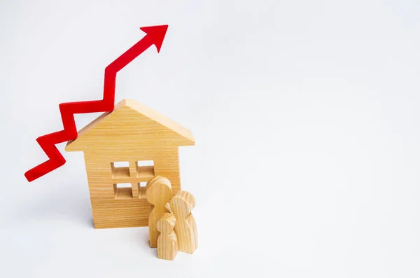 木房子和家庭用红色箭头 房地产需求高的概念 提高住房的能效 房价上涨 文本位置 — 图库照片