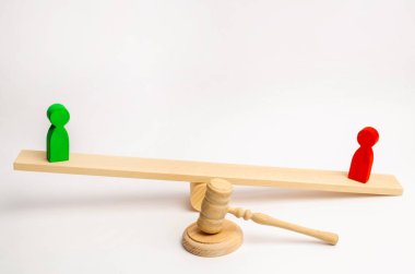 ahşap figürler insan. rakip iş ölçekler üzerinde durmak. rekabet. deneme. çatışma. zafer ve yenilgi. kötü ve iyi çalışan. başarı ve güç kavramı. Mahkeme kararı