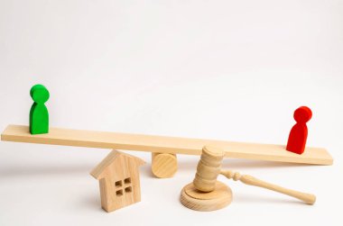 ev sahipliğini açıklama. ahşap figürler insan. rakip iş ölçekler üzerinde durmak. rekabetimiz, deneme, çatışma. zafer ve yenilgi. başarı ve güç kavramı