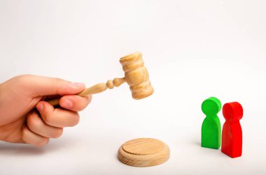 Mahkeme kararı. ahşap figürler insan. rakip iş. rekabet. Adalet. deneme, çatışma. zafer ve yenilgi. başarı ve güç kavramı