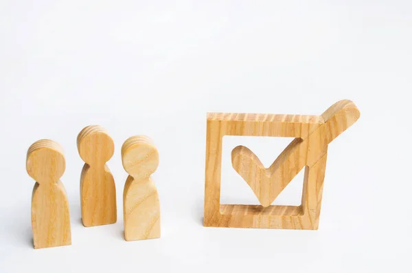 三人站在一起 旁边的一个勾框 选举和社会技术的概念 志愿者 候选人 选区选民 — 图库照片