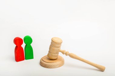 Mahkeme kararı. ahşap figürler insan. rakip iş. rekabet. Adalet. deneme, çatışma. zafer ve yenilgi. başarı ve güç kavramı