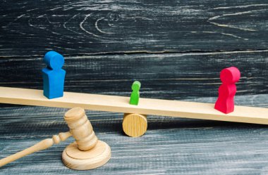 ebeveyn haklarının yoksunluğu. bir çocuğun velayet kavramı. yasal boşanma. çekiç hâkim. Aile mahkemesi, hukuk. Ebeveynler ölçekler üzerinde durmak. deneme