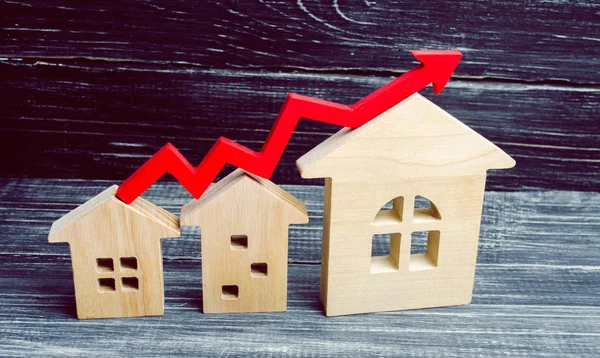木房子从小到大站在一排 红色箭头向上 房地产需求高的概念 提高住房的能效 房价上涨 人口增长 — 图库照片