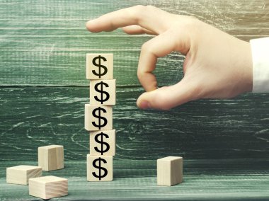 işadamı resmi dolar olan bir küp kaldırır. mali ve ekonomik kriz. sermaye çıkış. ekonominin sabotaj. iflas. küçük işletmeler üzerinde baskı. düşen fiyatlar. nakit kaybı