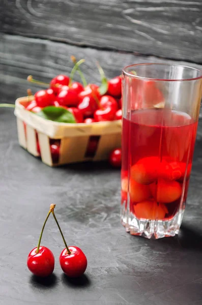 Jugo Compota Con Cerezas Cereza Roja Madura Fresca Una Canasta —  Fotos de Stock