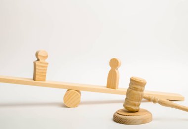 İki kişi ölçekler ve beyaz bir arka plan üzerinde bir yargıç çekiç. Dava kavramı. Davacı ve davalı. Uyuşmazlık çözümü, idari ve cezai sorumluluk.