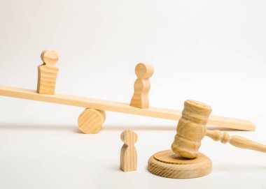 Ölçekler, bir çocuk ve bir yargıç iki kişi beyaz bir arka plan üzerinde çekiç. Bir çocuk yetiştirmek için sağdaki. Ebeveyn haklarının yoksunluğu. Gereksinimi ve üst çocukla tarihi.