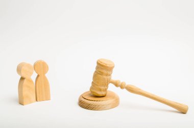 İki adam ve bir çekiç hakimin. Mahkeme, iki kişi arasındaki bir anlaşmazlık çözünürlüğe durumlarda deneme. İş ilişkileri, mülkiyet sahipliğini ascertaining. Dava.