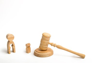 Vücudun içinde bir çocuk şeklinde bir boşluk olan bir adam figürü bir çocuk ve yargıç çekici duruyor. ebeveyn haklarının yoksunluğu çocuk kabulü için yargı süreci.