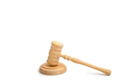 Beyaz bir arka plan üzerinde ahşap yargıç çekiç. Mahkeme ve mahkeme davalarında kavramı. Avukatlar ve savcılar. Yardım ve yargı oturuşta menfaatlerin korunmasına. Yargıç. Yargı sistemi.